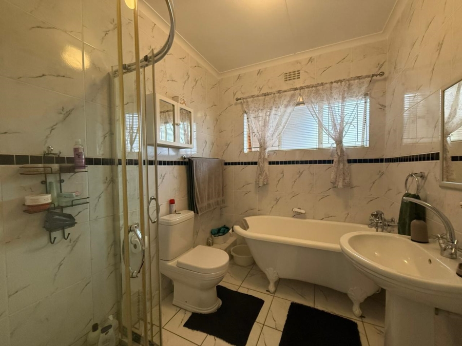 4 Bedroom Property for Sale in Somerset Park Western Cape